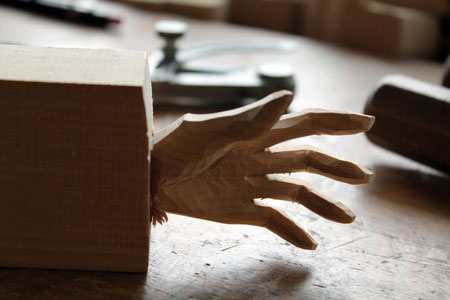 Main en bois sculpté